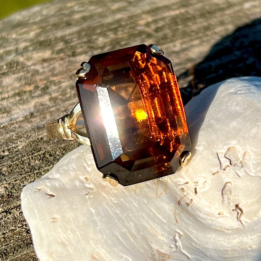 😍 Vintage Avon Emerald Cut Root Beer Cocktail Statement Gold Tone Prong Ring 8